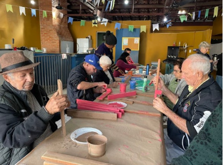 Idosos do Projeto Reviver de OC produzem casinhas para o gatil municipal
