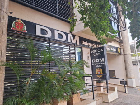 Homem Ã© preso por importunaÃ§Ã£o sexual apÃ³s invadir prÃ©dio e tentar abrir porta de apartamento, em Prudente