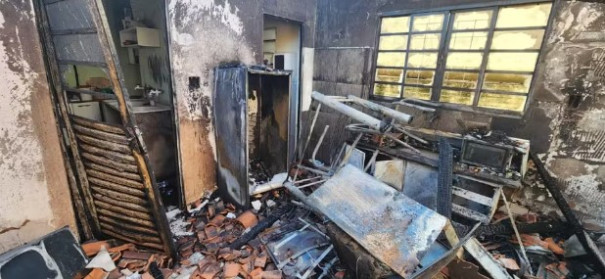 Casa é destruída por incêndio e moradora acusa ex-companheiro de atear fogo no imóvel em Regente Feijó.