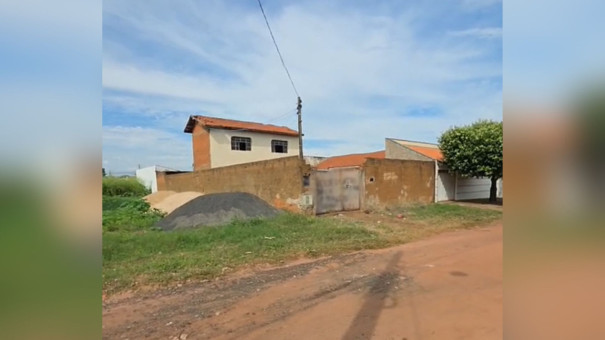 Mulher incendeia a própria casa durante discussão com esposa no Jardim Real II