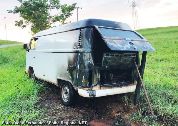Kombi pega fogo e fica bastante danificada em Flórida Paulista
