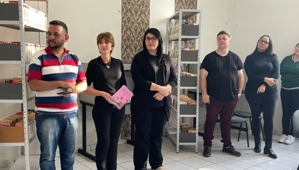 Escritora Carla Bolognini doa exemplar de ‘Mães Invisíveis’ à Biblioteca Municipal de Osvaldo Cruz