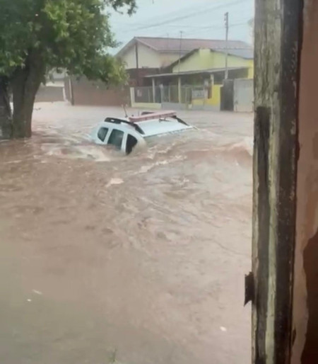 Temporal causa alagamentos e estragos em MartinÃ³polis