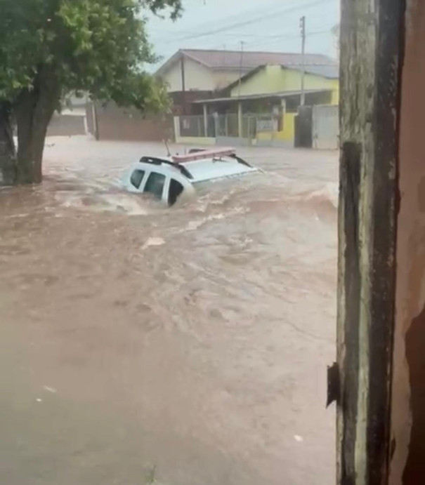 Temporal causa alagamentos e estragos em Martinópolis