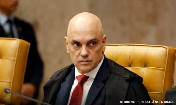 Moraes suspende visitas de Flávio a Bolsonaro na prisão domiciliar