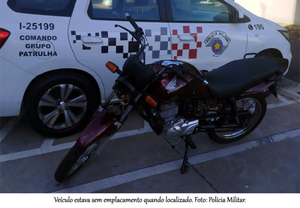 Rapaz, de 18 anos, é preso e adolescente, de 14 anos, é apreendido por furto de motocicleta