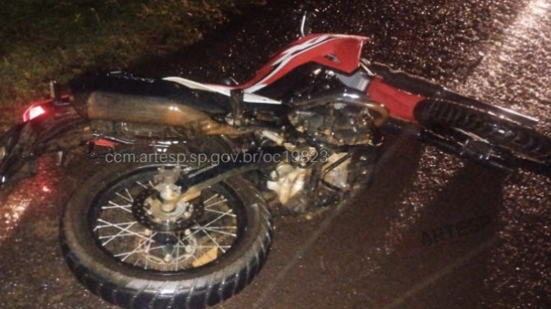 Motociclista de 20 anos morre após atropelar bovino em acesso à SP-294, em Tupi Paulista