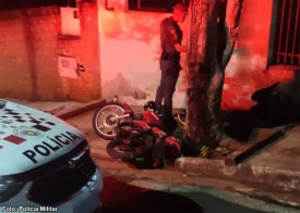 Motociclista foge da PM, bate contra muro e tem moto apreendida em QuatÃ¡ 