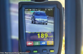Motorista Ã© multado apÃ³s ser flagrado a quase 190 km/h durante feriado na Rodovia Assis Chateaubriand SP-425