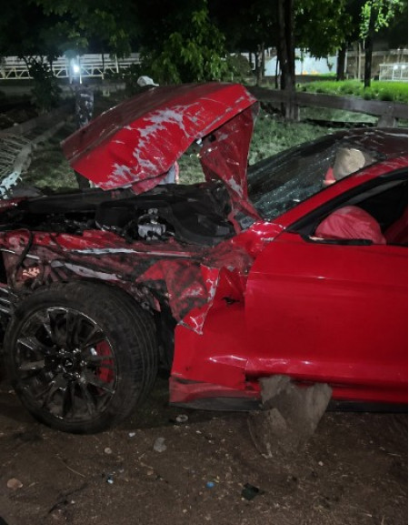 Mustang perde o controle e bate contra alambrado em Adamantina
