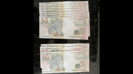 Homem Ã© preso em flagrante apÃ³s receber pelos Correios encomenda com 10 notas falsas de R$ 50 em Presidente EpitÃ¡cio