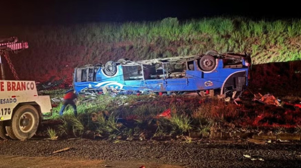 Ônibus com trabalhadores rurais tomba na BR-153 em Marília e deixa seis mortos e mais de 40 feridos