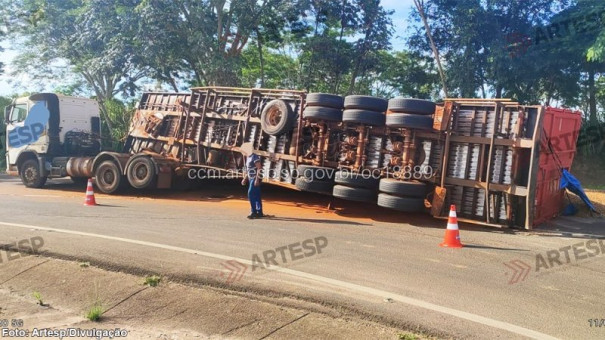 Carreta com amendoim tomba e espalha carga na SP-294 em Pacaembu