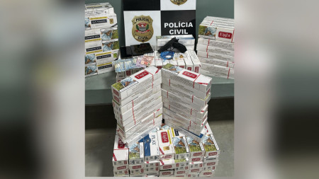 Ao ser visto com simulacro de arma de fogo, homem Ã© preso com porÃ§Ãµes de drogas e 2,7 mil maÃ§os de cigarros