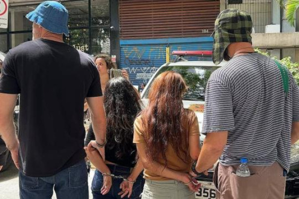 Policiais fantasiados da turma do 'Chaves' prendem 5 suspeitos em blocos de São Paulo