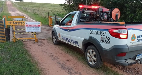 Prefeitura de OC realiza reparos em ponte na Estrada do Cenedesi e acesso está interditado temporariamente
