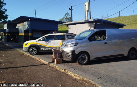 Motorista Ã© surpreendido com mais de R$ 650 mil em produtos estrangeiros na SP-294 em Adamantina