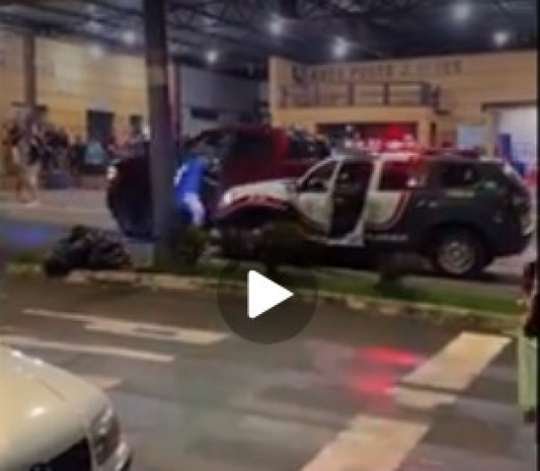 Motorista embriagado em caminhonete bate em viatura da PM durante manobra perigosa em Quatá  