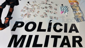 Homem Ã© preso por trÃ¡fico de drogas apÃ³s ser flagrado com porÃ§Ãµes de cocaÃ­na, crack e maconha em QuatÃ¡