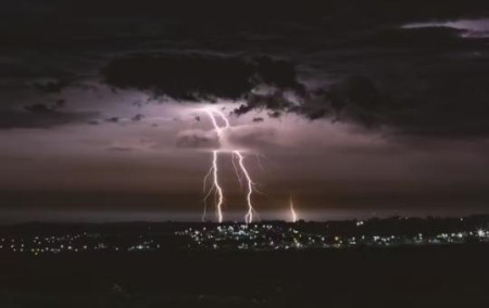 Temporal provoca alagamentos e estragos com ventos de atÃ© 75km/h; previsÃ£o indica mais chuva atÃ© terÃ§a-feira