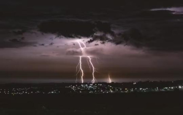 Temporal provoca alagamentos e estragos com ventos de até 75km/h; previsão indica mais chuva até terça-feira