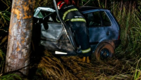 Devido a chuva, carro se choca contra Ã¡rvore e homem fica preso nas ferragens