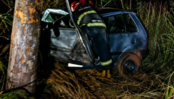 Devido a chuva, carro se choca contra árvore e homem fica preso nas ferragens