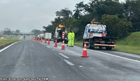 Rodovia Raposo Tavares Ã© liberada apÃ³s quase 20 horas e vazamento de 30 mil litros de gasolina em acidente com caminhÃ£o-tanque