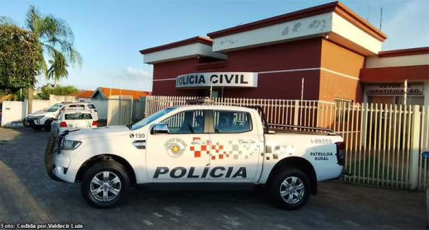 Bandidos armados invadem residência, rendem mulheres e roubam joias em Bastos