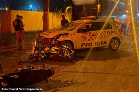 Motociclista bate contra viatura da PM apÃ³s ser atingido por outra moto durante fuga em Teodoro Sampaio