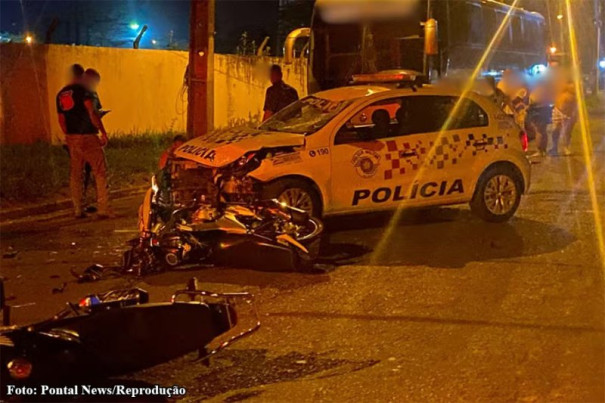 Motociclista bate contra viatura da PM após ser atingido por outra moto durante fuga em Teodoro Sampaio