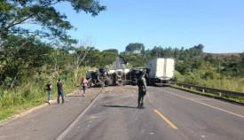 Carreta carregada com quase 50 toneladas de feijÃ£o tomba em rodovia de ParapuÃ£