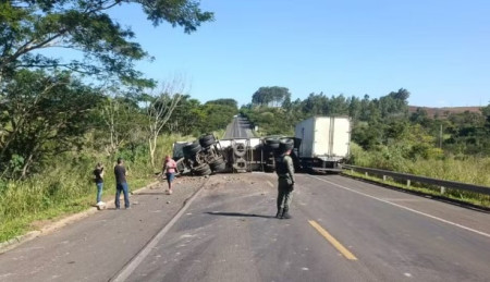 Carreta carregada com quase 50 toneladas de feijÃ£o tomba em rodovia de ParapuÃ£