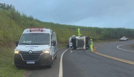 Motorista fica ferido em tombamento de carreta