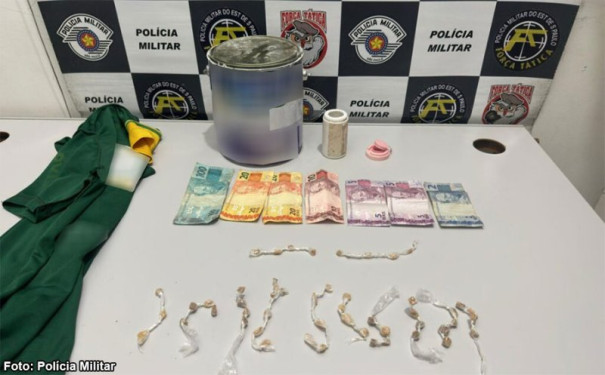 Traficante foge por telhados após usuário tentar trocar lata de tinta por drogas, mas acaba preso