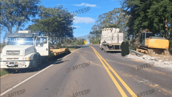 Queda de tubos de concreto causa interdição em alças de acesso das Rodovias Raposo Tavares e Assis Chateaubriand, em Presidente Prudente
