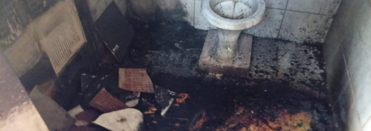 Vandalismo provoca incÃªndio e destrÃ³i banheiro pÃºblico em praÃ§a de Osvaldo Cruz