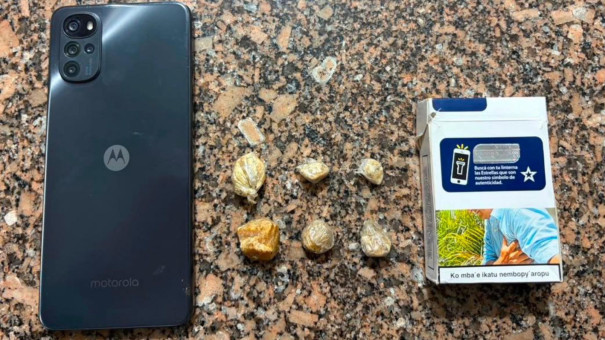 Adolescente é apreendido com porções de crack e uma caixa de cigarros na Vila Nova