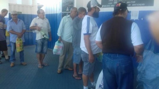 Torcedores do Azulo fazem fila para trocar garrafas Pet por ingresso para o jogo de domingo