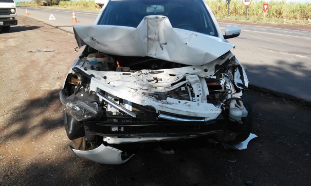 Coliso traseira entre Gol e carreta deixa uma vtima leva na SP-425