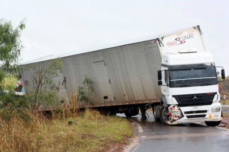 GPS falha, da orientação errada para o motorista e causa acidente na SP-425