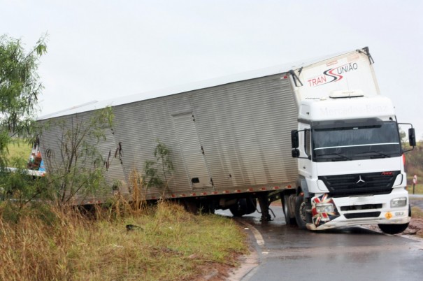 GPS falha, da orientao errada para o motorista e causa acidente na SP-425