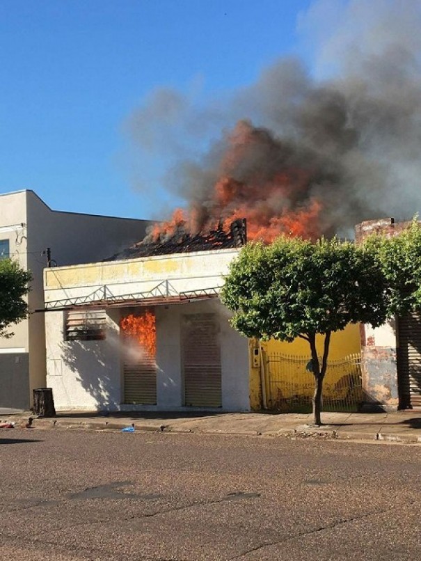 Bombeiros trabalham muito para conter fogo em estabelecimento comercial de Dracena