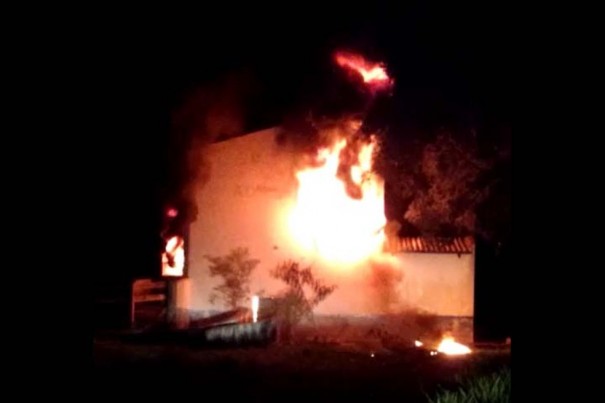 Incndio destri depsito de pneus da Prefeitura de Santa Mercedes