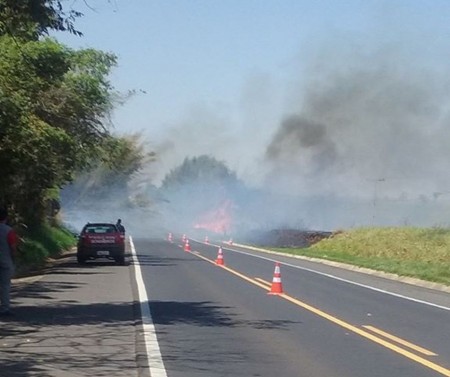 Incêndio em margem de rodovia causa congestionamento e 60 mil litros de água são usados no combate