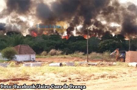 Incêndio provoca densa fumaça sobre a cidade de Iacri