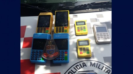 Polícia detém homens com diversas máquinas de cartão em hotel de Parapuã