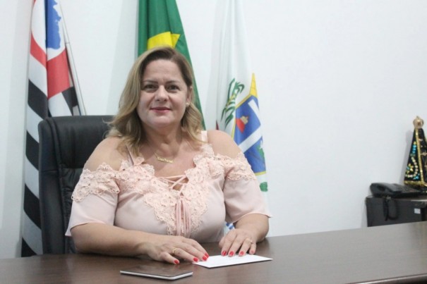 Prefeita de Salmouro anuncia aprovao de lei que concede bnus anual no ticket alimentao dos servidores municipais 