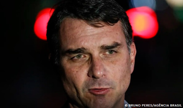 Flávio Bolsonaro admite cobrança a Vorcaro, mas nega crime