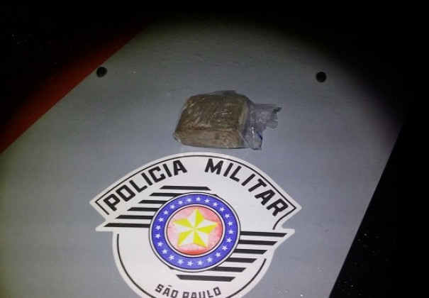 Adolescente � apreendido por tr�fico de drogas em Adamantina